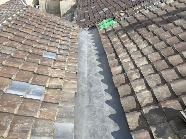 瓦破損で補修工事